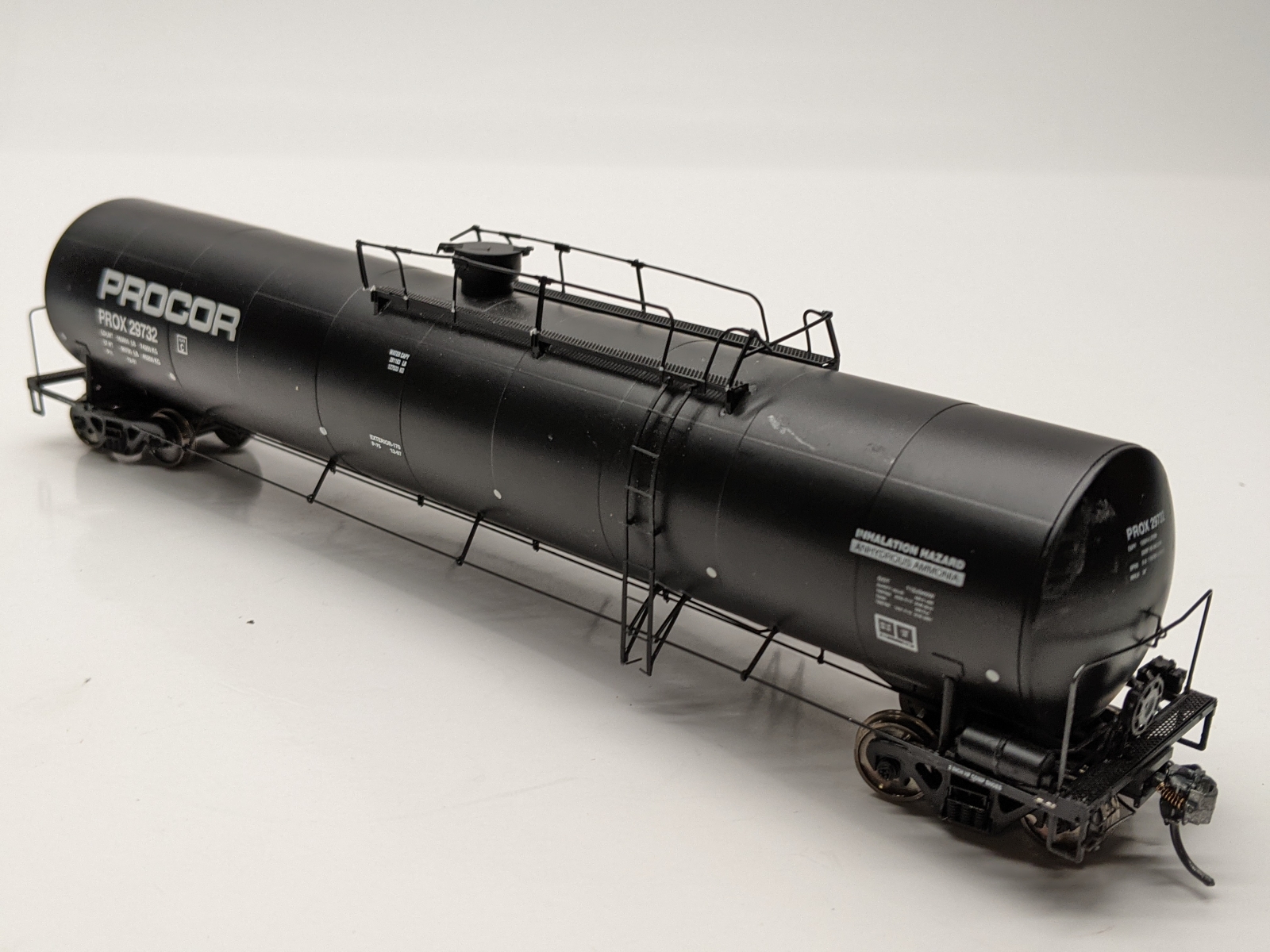 ATHG25650 - Athearn Genesis HO 33,900-Gallon LPG Tank/Early, UTLX #950367